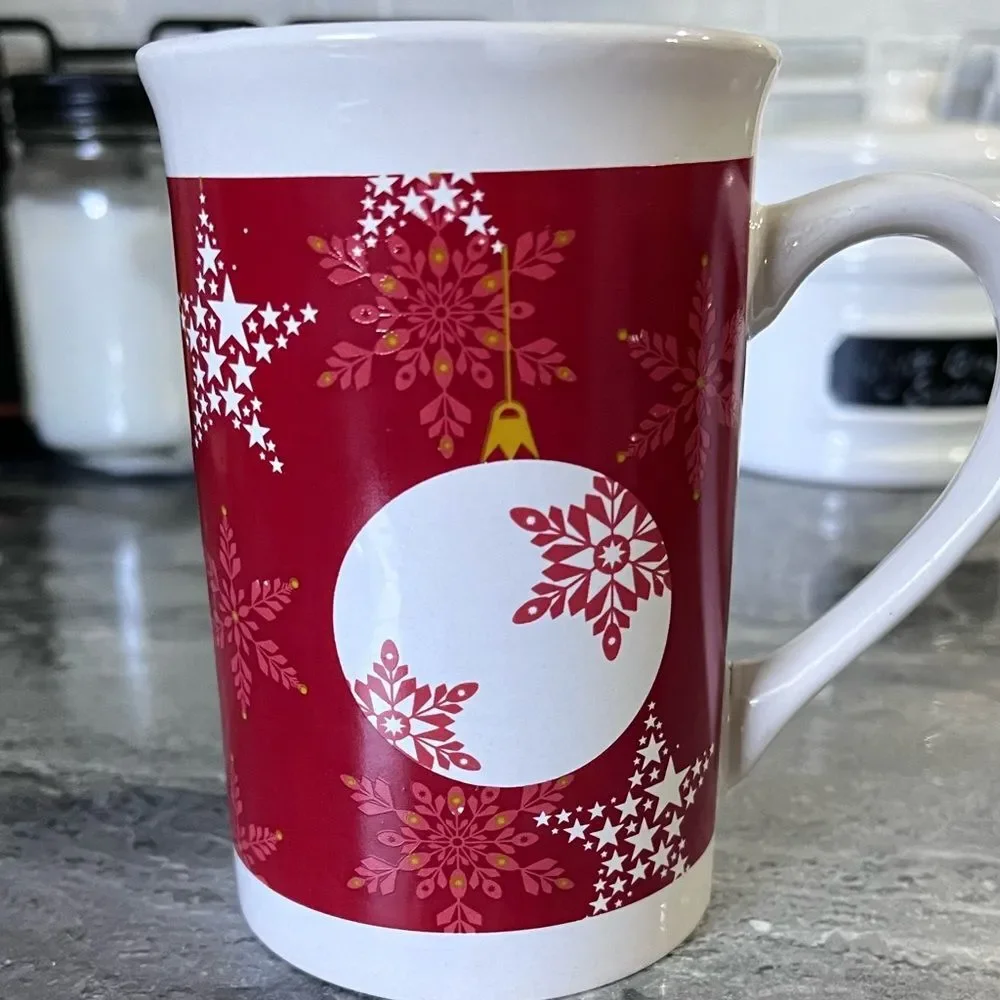 ROYAL NORFOLK Greenbrier International coffee cup mug red snowflakes 12 oz